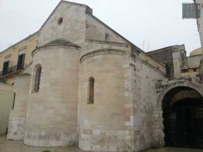 Il ritorno dei Bizantini (dall�876 al 1071) � I Saraceni vengono scacciati nell'871 dai Longobardi, ma dopo soli cinque anni Bari torna ai Bizantini che si ristabiliranno a Bari per quasi due secoli. La chiesa della Vallisa risale proprio a questa epoca